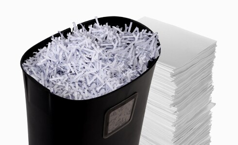 The storage space of 6.6 gallons is able to store large quantities of  shredded paper at one time,which assists you in avoiding frequently cleaning up the space and makes you more at ease during use.